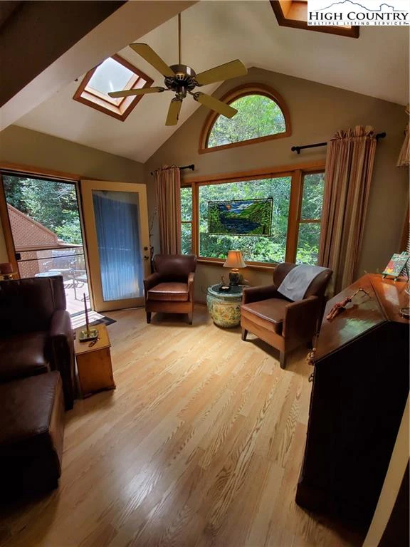 Image number 14 for the current listing