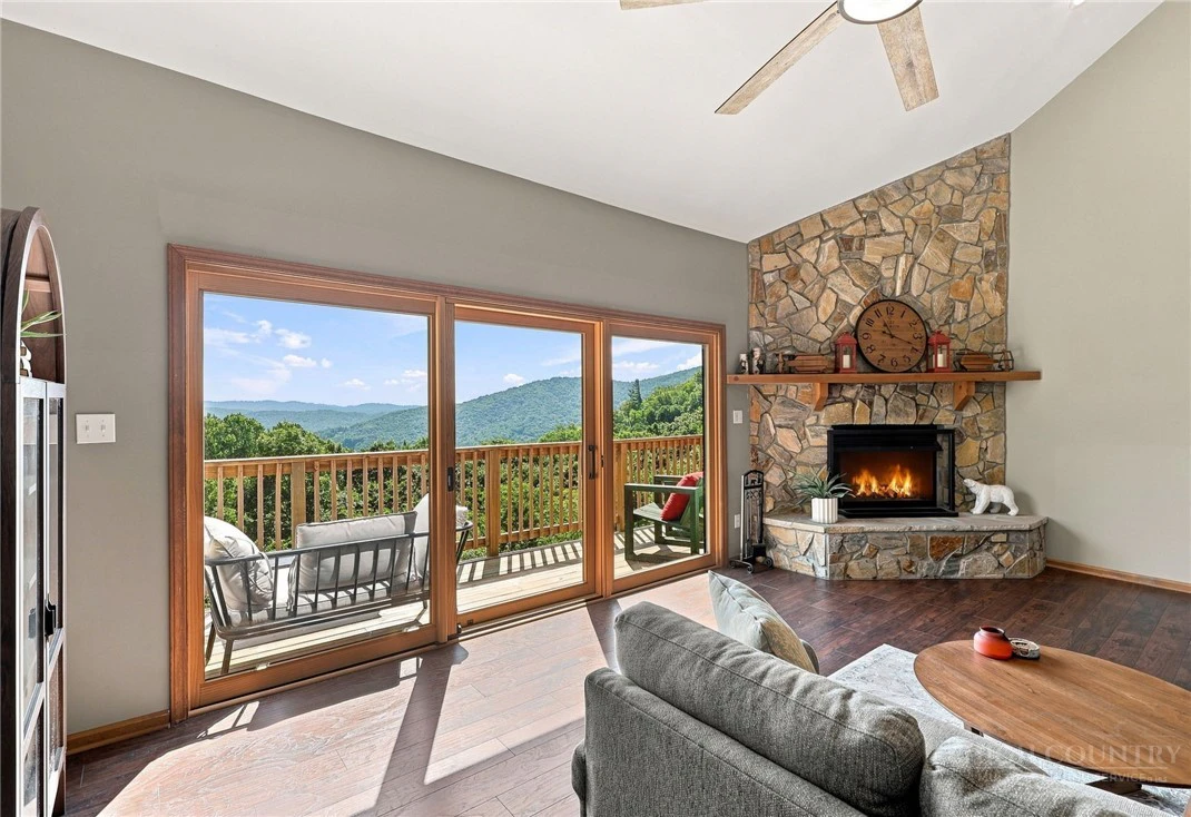 Image number 1 for the current listing