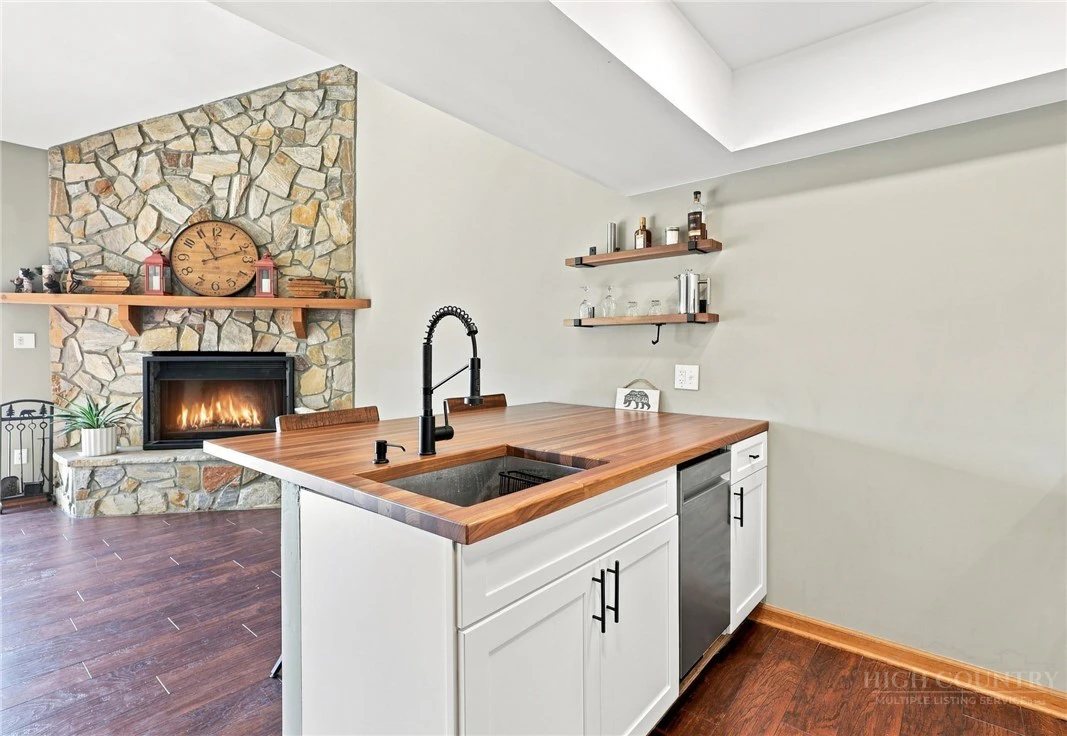 Image number 4 for the current listing