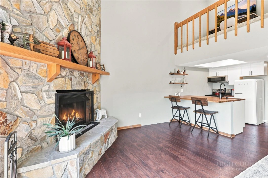Image number 9 for the current listing