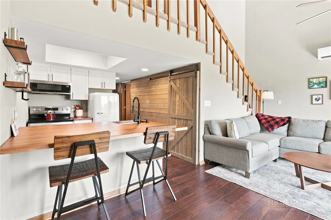Image number 10 for the current listing