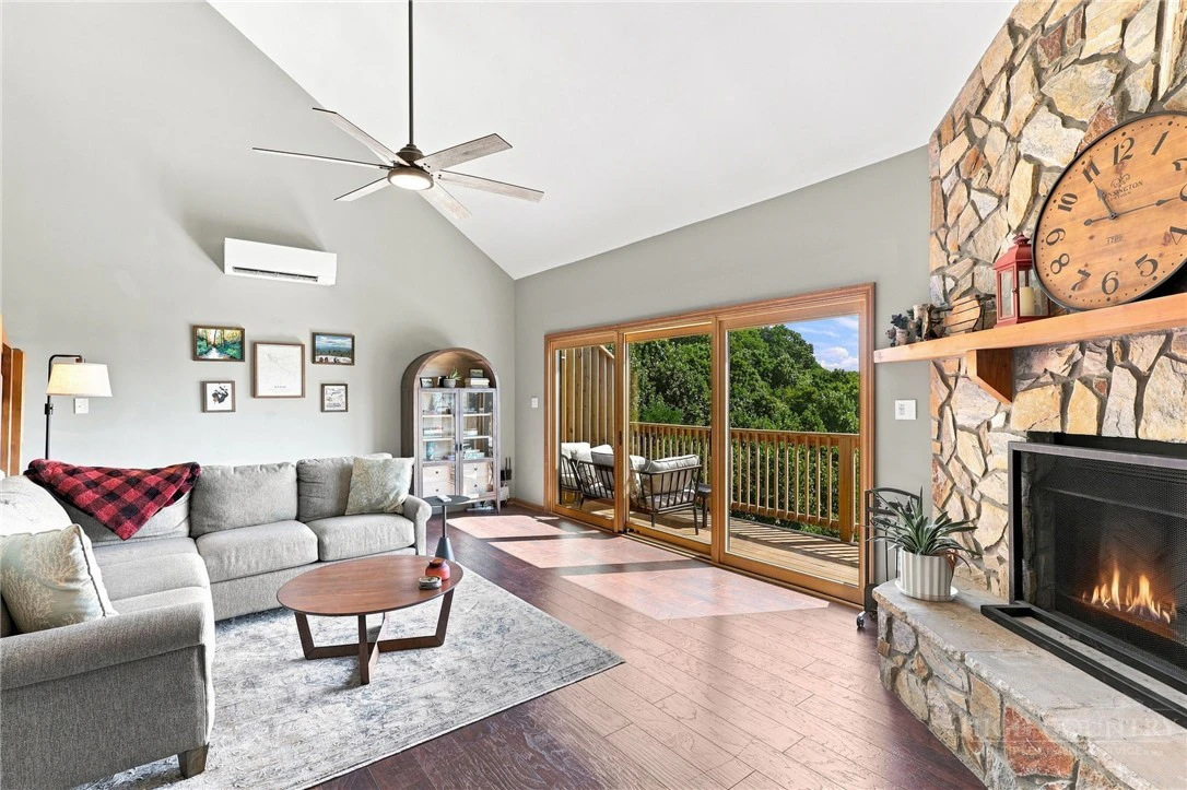 Image number 11 for the current listing