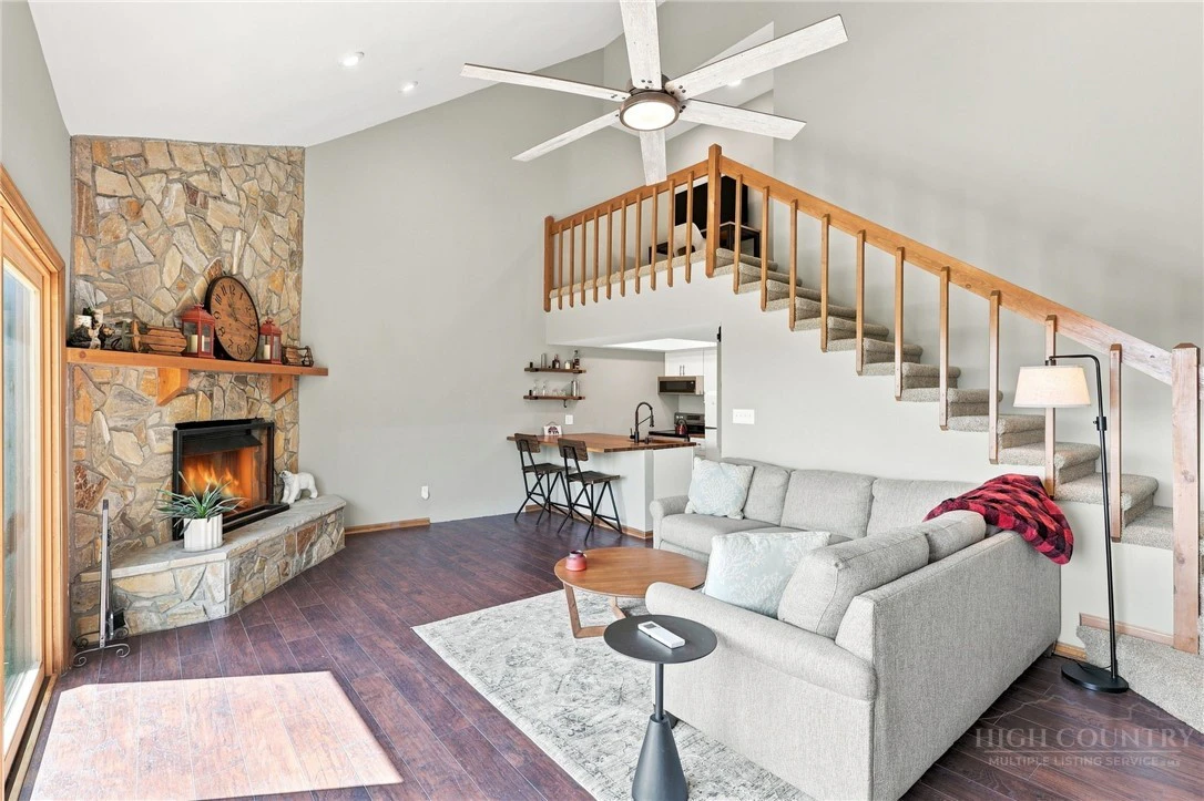 Image number 14 for the current listing