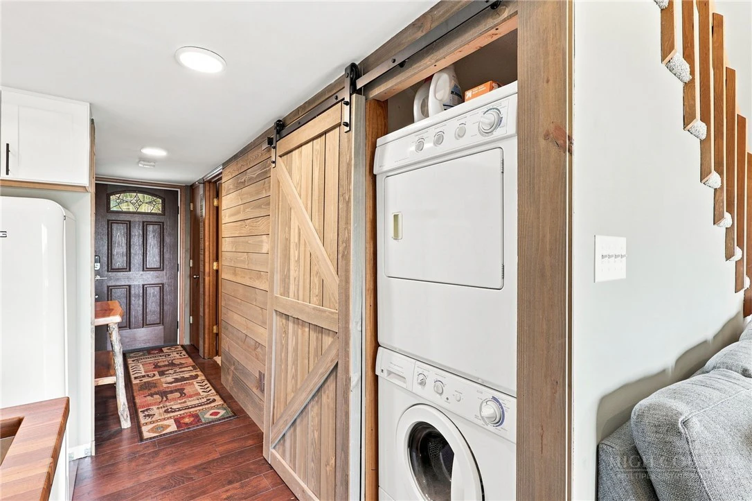 Image number 18 for the current listing