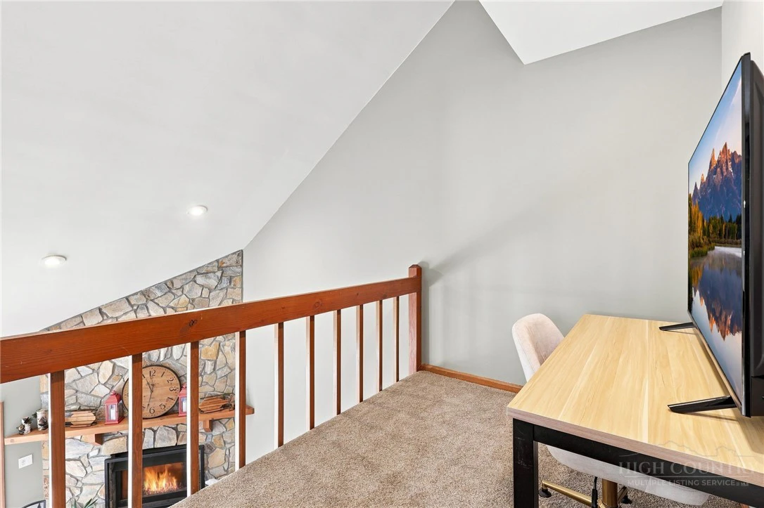 Image number 19 for the current listing