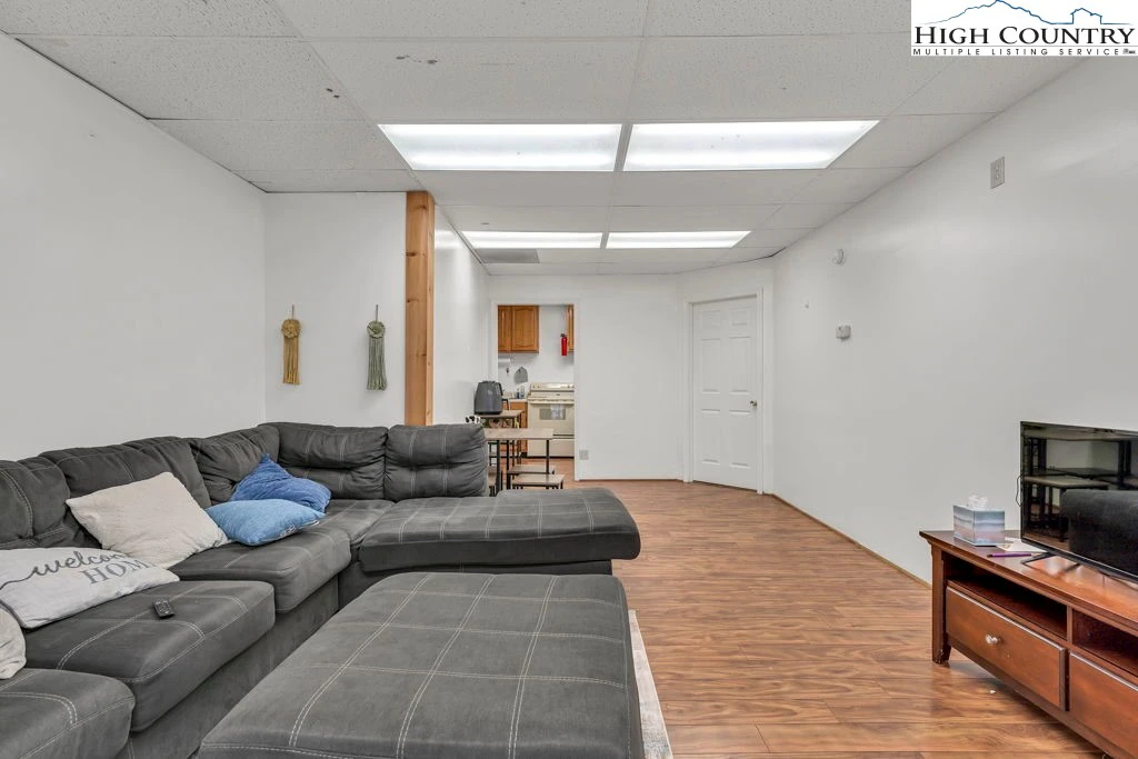 Image number 9 for the current listing