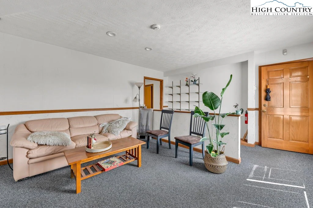 Image number 11 for the current listing