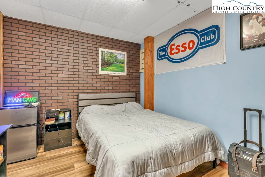 Image number 2 for the current listing