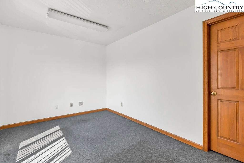 Image number 7 for the current listing