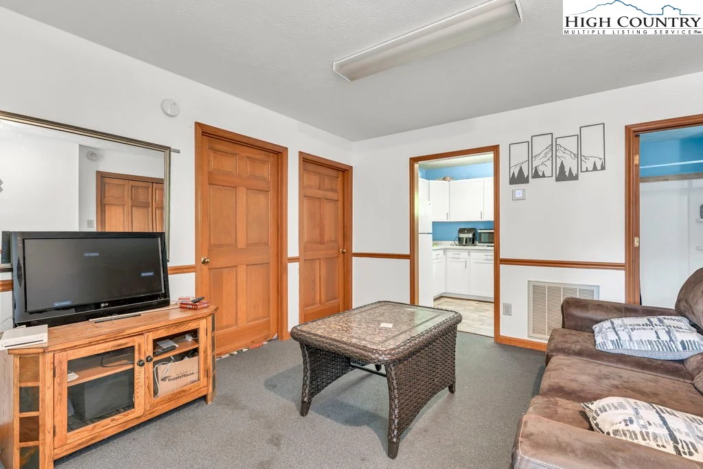 Image number 4 for the current listing