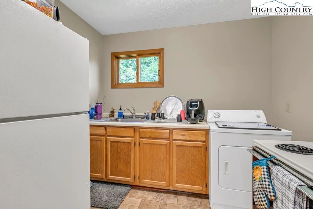 Image number 11 for the current listing