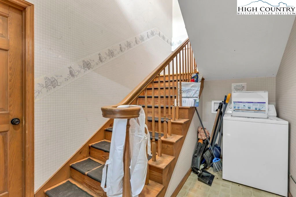 Image number 1 for the current listing