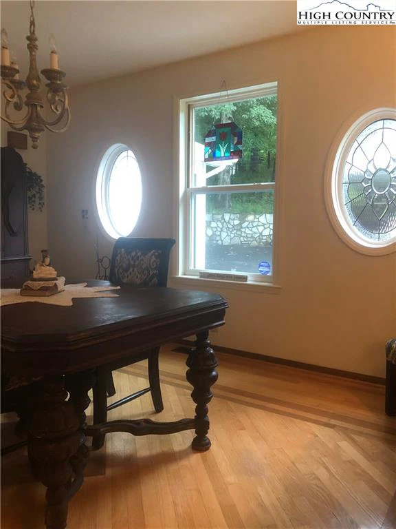 Image number 6 for the current listing