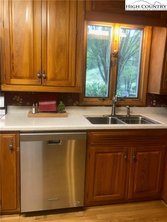 Image number 9 for the current listing