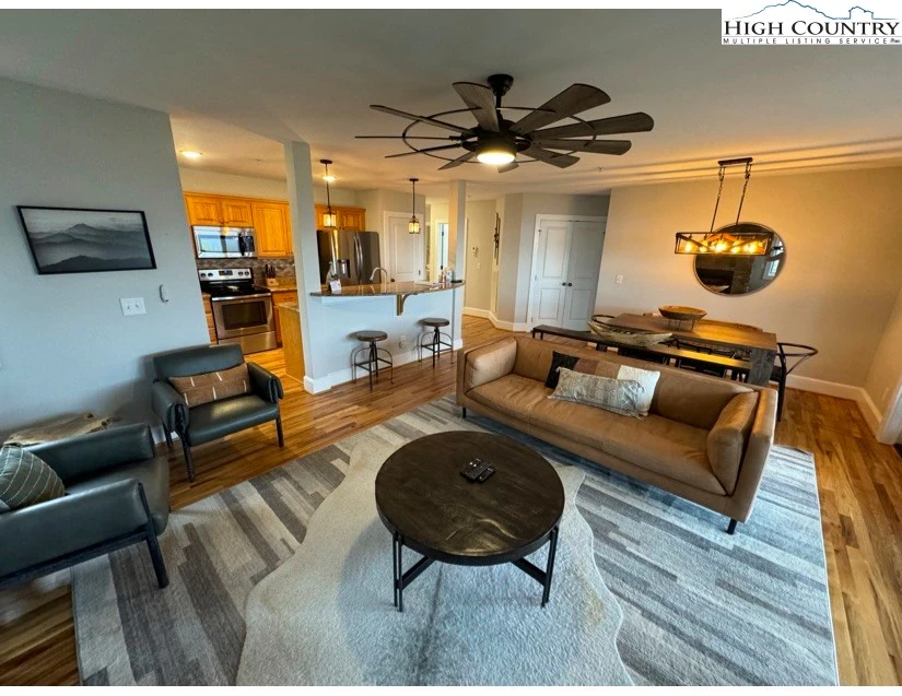 Image number 1 for the current listing