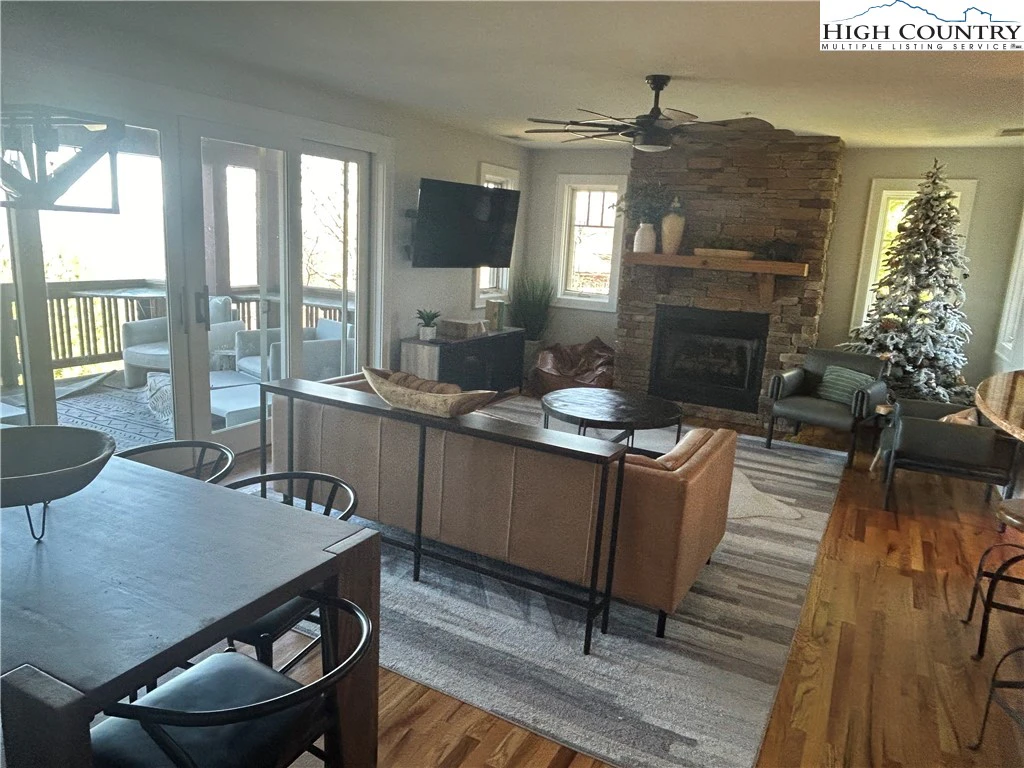 Image number 19 for the current listing