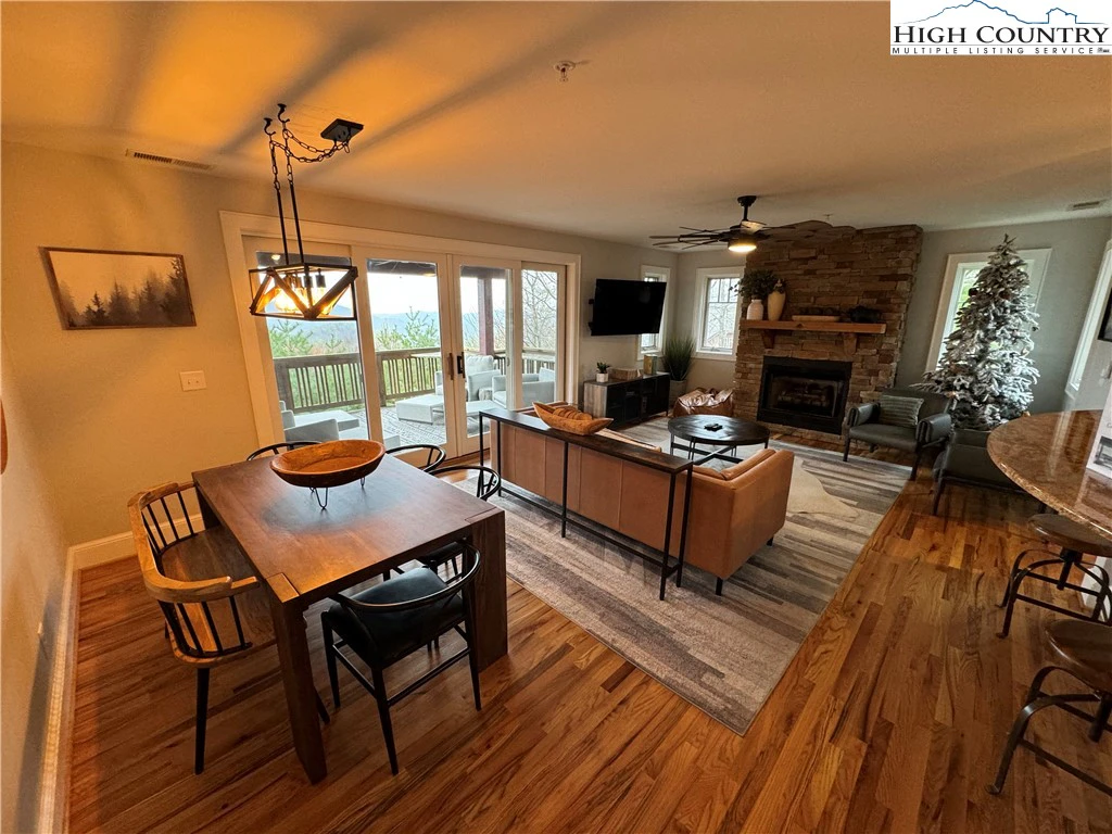 Image number 14 for the current listing