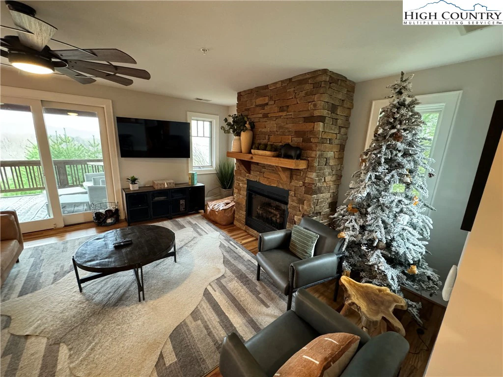 Image number 13 for the current listing