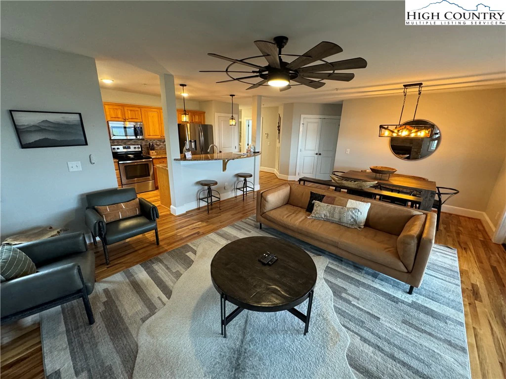 Image number 9 for the current listing