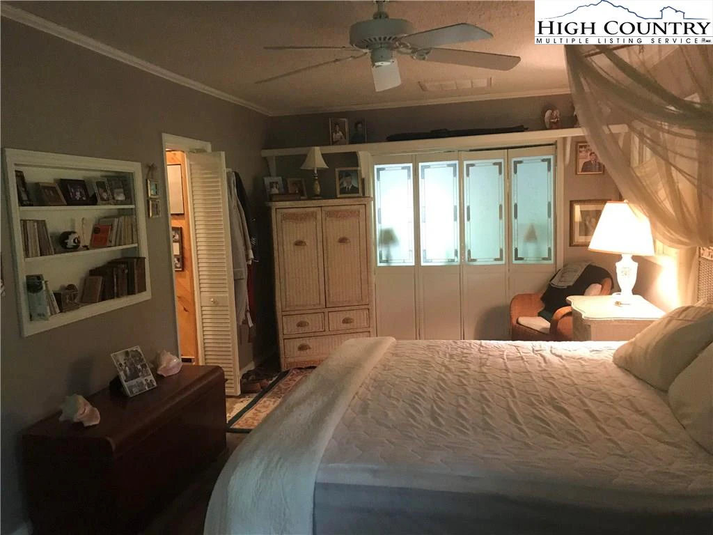 Image number 14 for the current listing