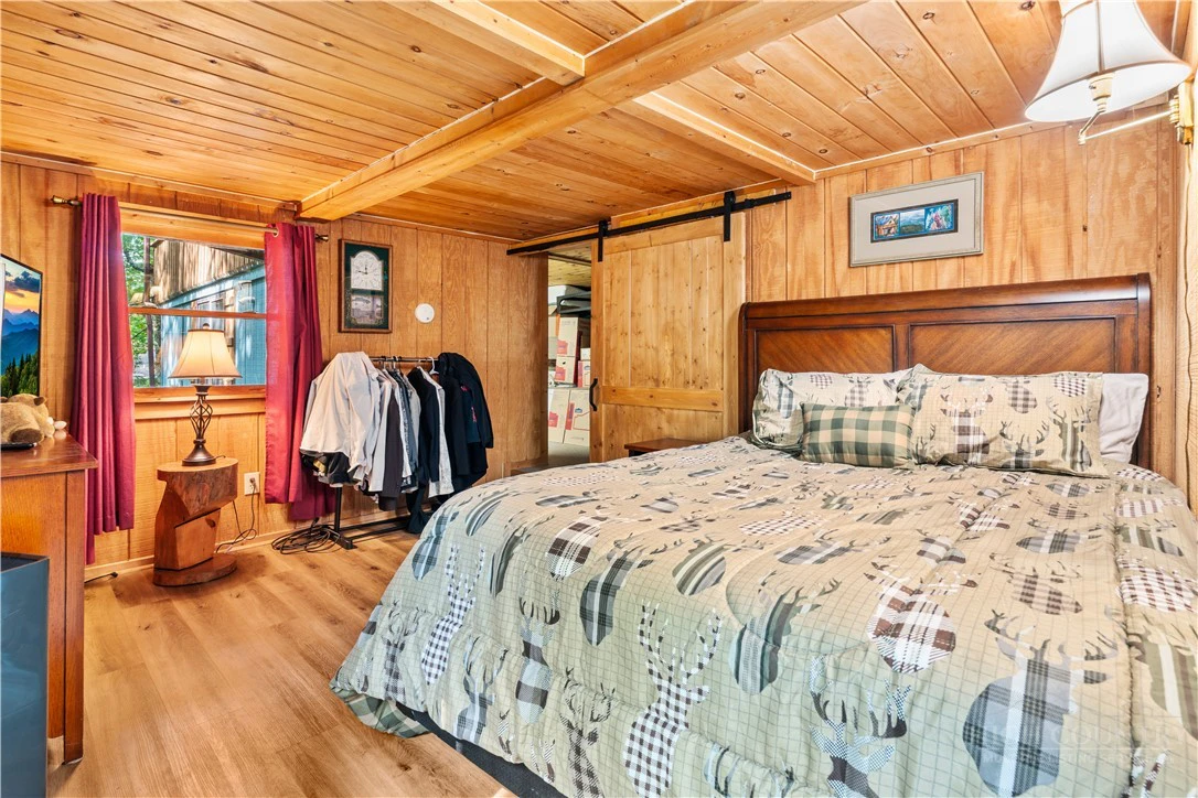 Image number 17 for the current listing