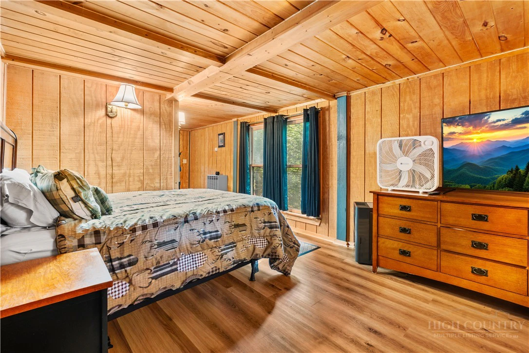 Image number 18 for the current listing