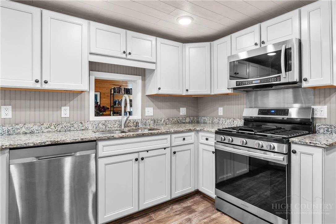 Image number 9 for the current listing