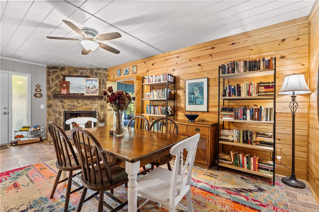 Image number 4 for the current listing