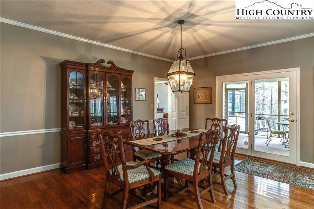 Image number 11 for the current listing