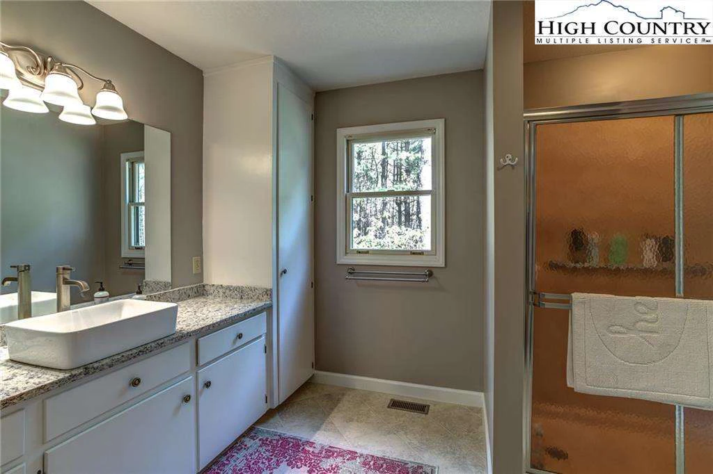 Image number 3 for the current listing