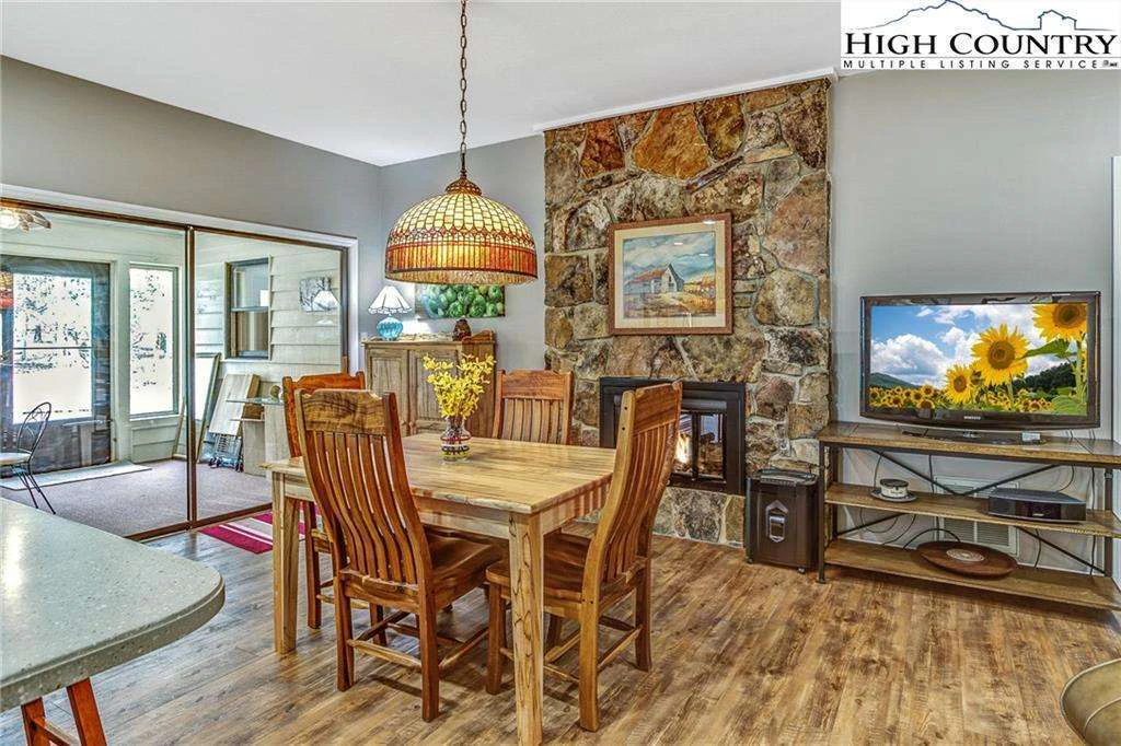 Image number 4 for the current listing