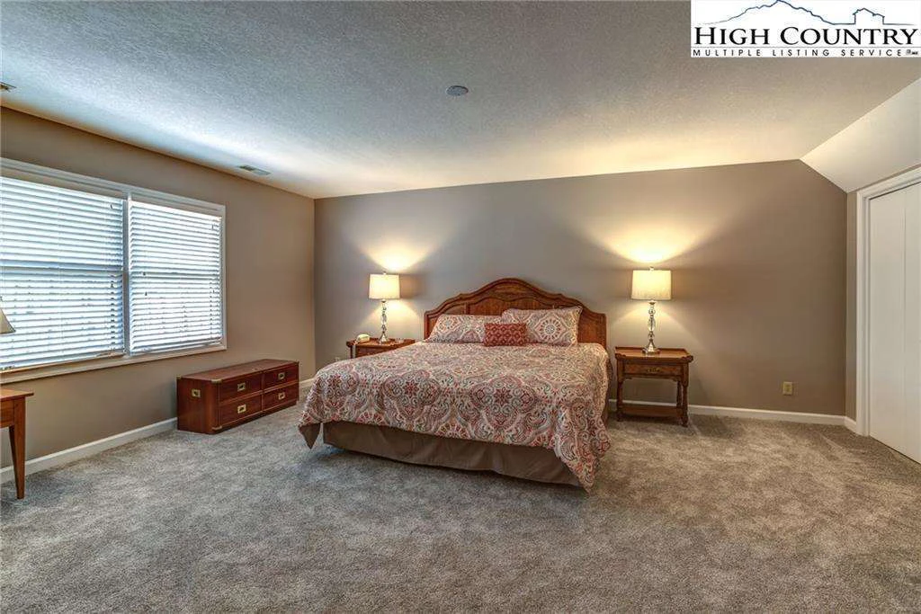 Image number 7 for the current listing