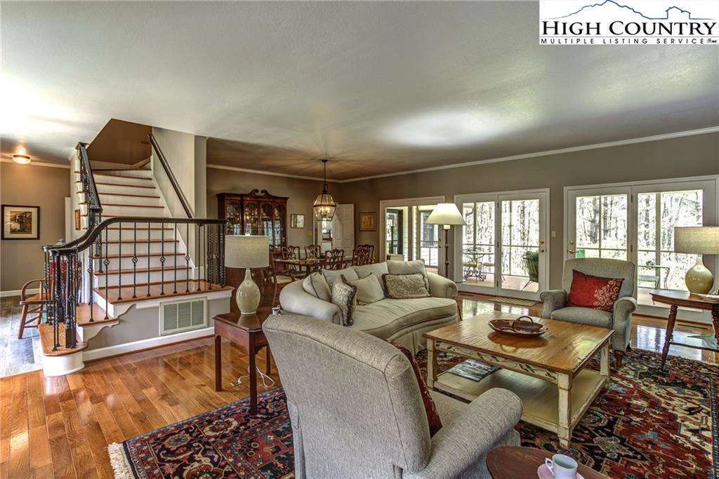 Image number 2 for the current listing