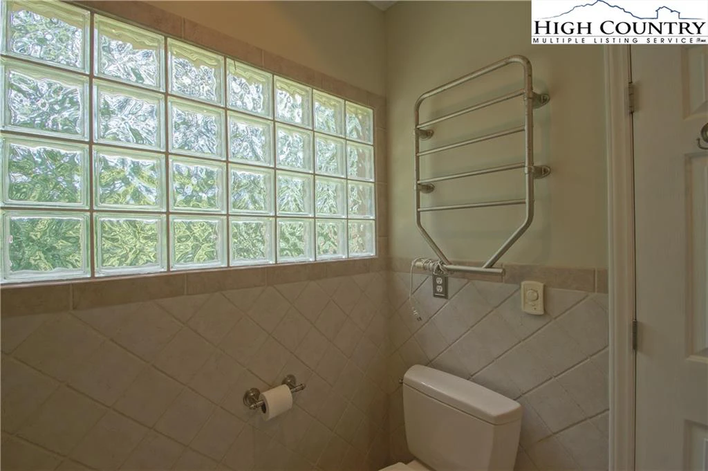 Image number 11 for the current listing