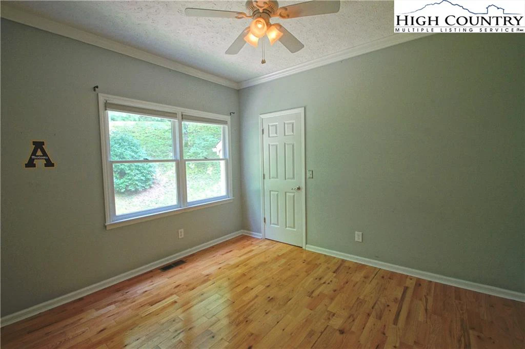 Image number 3 for the current listing