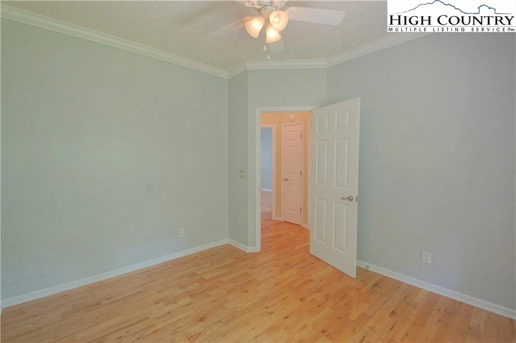 Image number 4 for the current listing