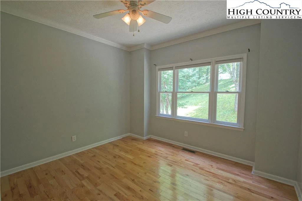 Image number 5 for the current listing