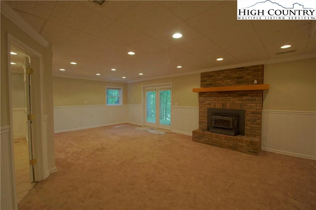 Image number 13 for the current listing