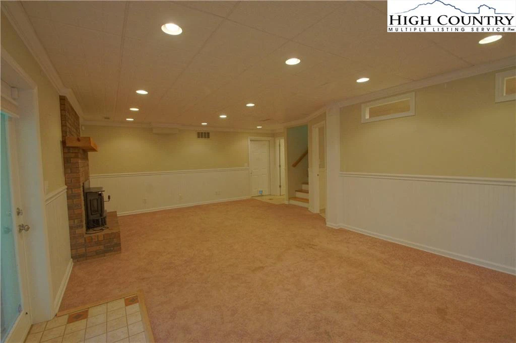 Image number 14 for the current listing
