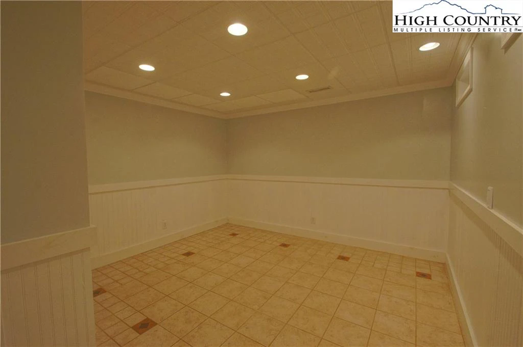 Image number 15 for the current listing