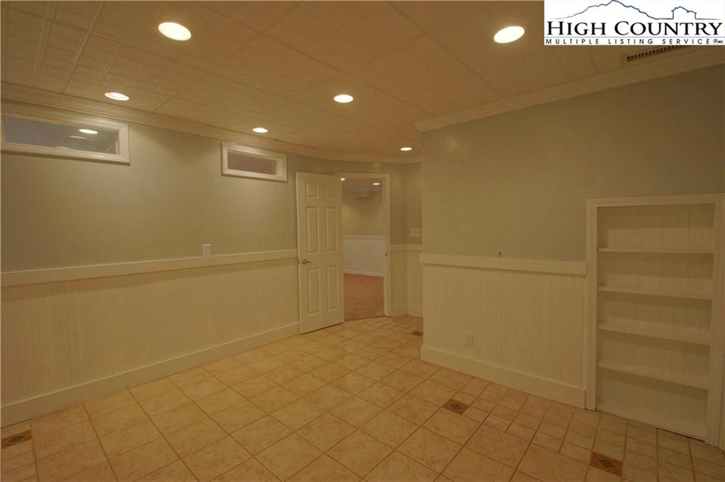 Image number 16 for the current listing