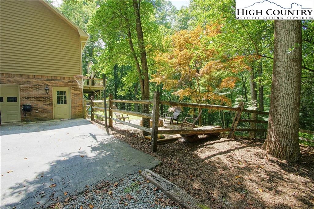 Image number 17 for the current listing