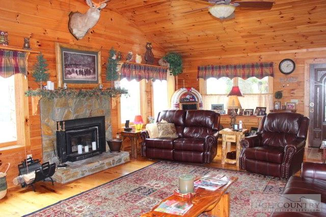 Image number 7 for the current listing