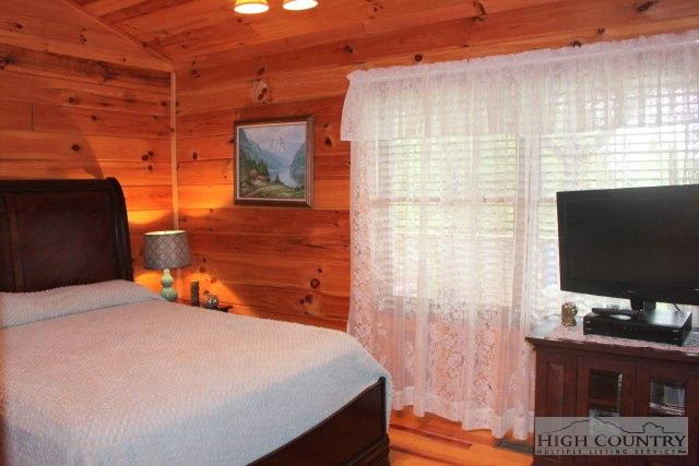 Image number 19 for the current listing