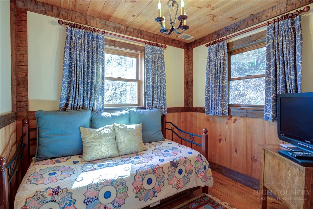 Image number 8 for the current listing