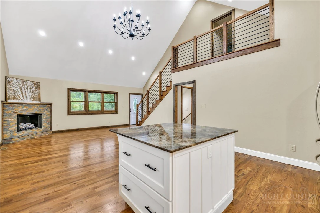 Image number 2 for the current listing