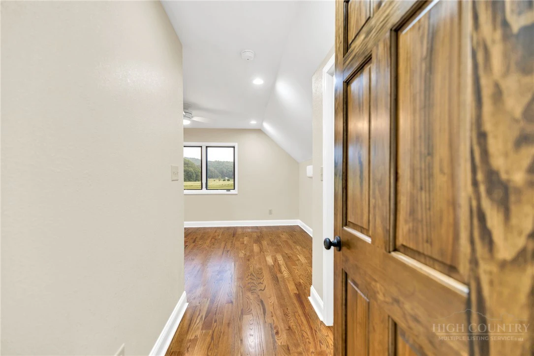Image number 14 for the current listing