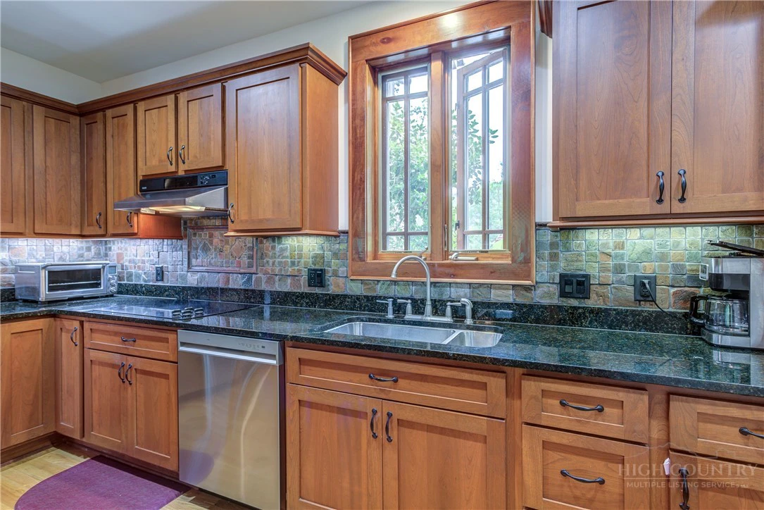 Image number 14 for the current listing