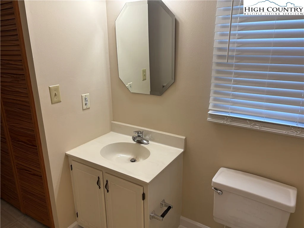 Image number 4 for the current listing