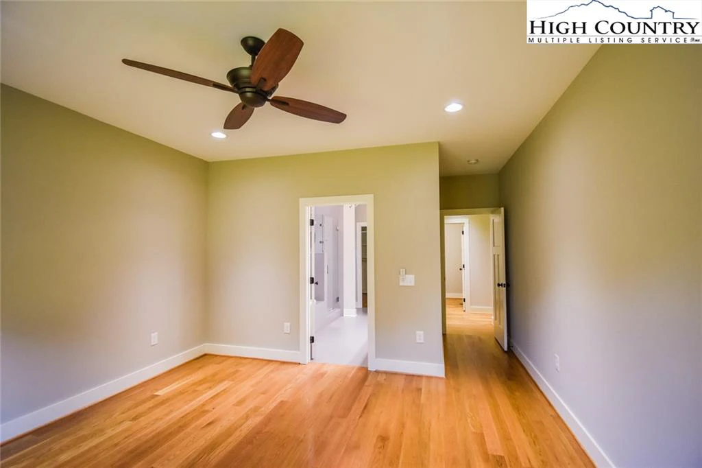 Image number 2 for the current listing